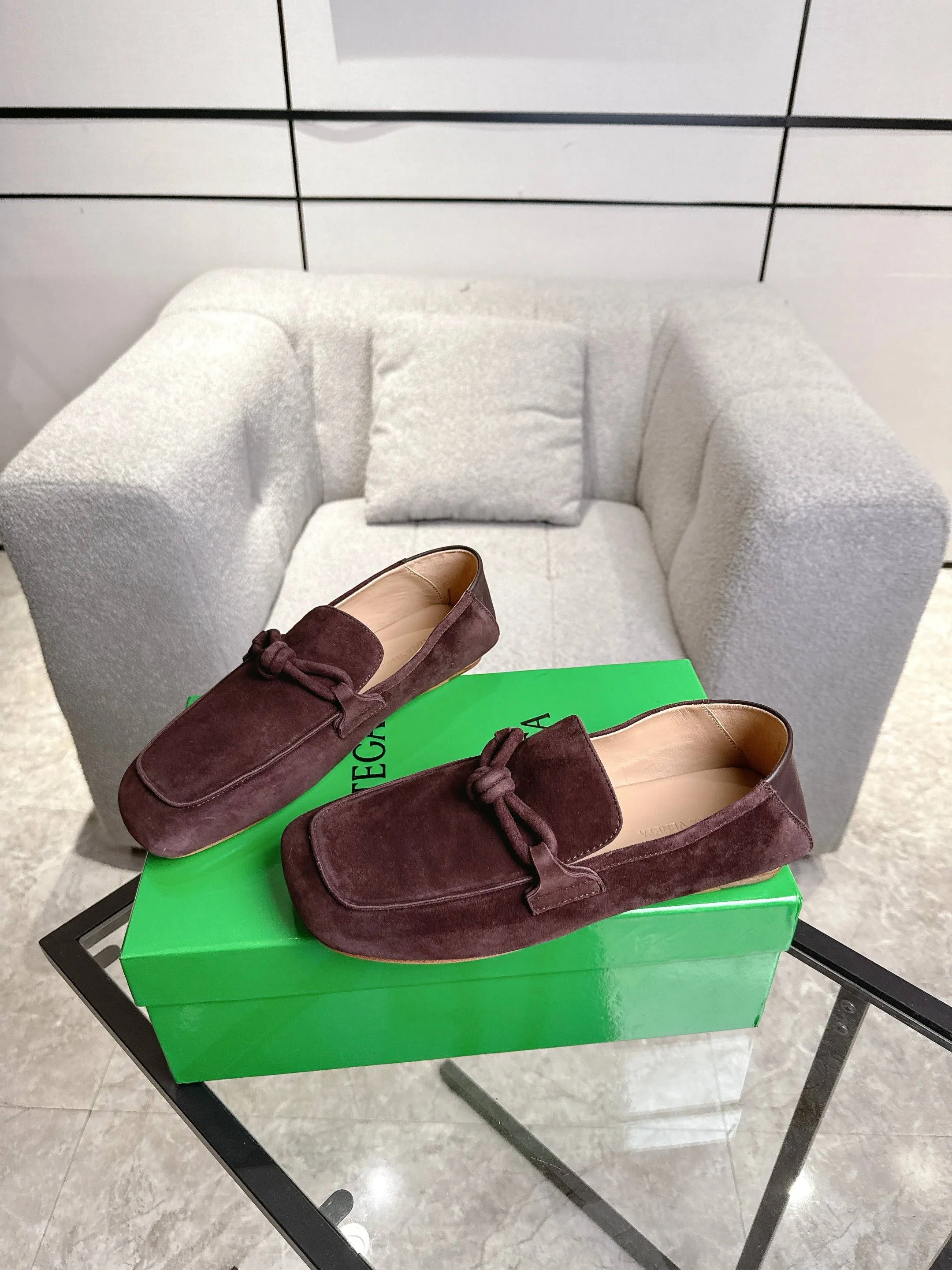 [BV] Top P: 800💰 Size: Women 35-39 (Customized for women 40) Men 39-44 (38.45 non-refundable) Bottega Veneta 2025 Autumn Counter Synchronized Couple Style Bottega Veneta Square Toe Flats Original 1:1 material selection, genuine leather outsole! A one-to-one replica of the original! quality assurance!
